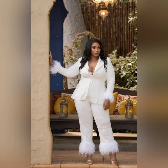 ☆☆Influencer Fave~Ellae' Lisque', "She Has Arrived White Feather Suit, Sz 1X - Picture 3 of 9